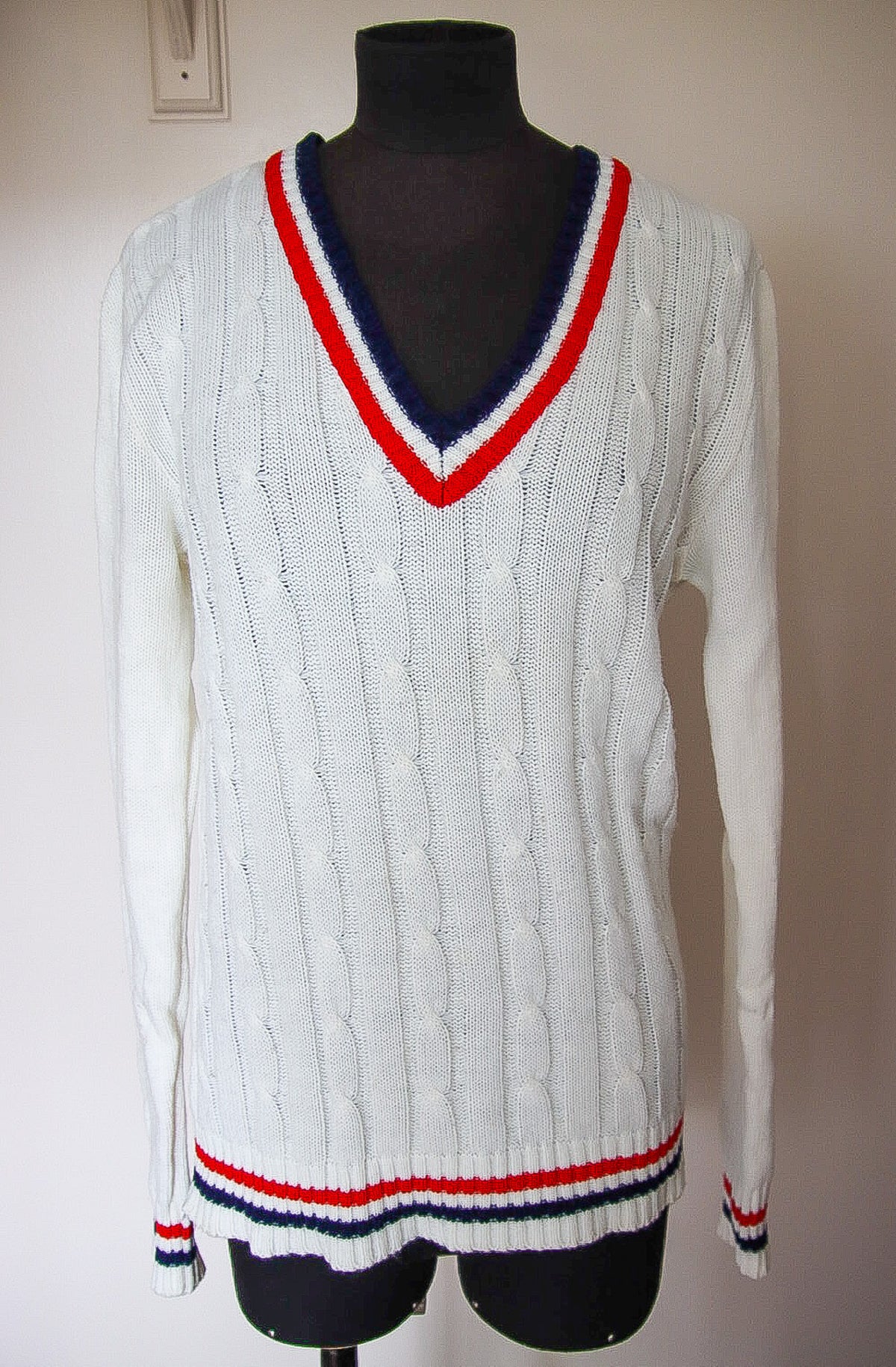 Pull col V avec détails rouge et blanc vintage